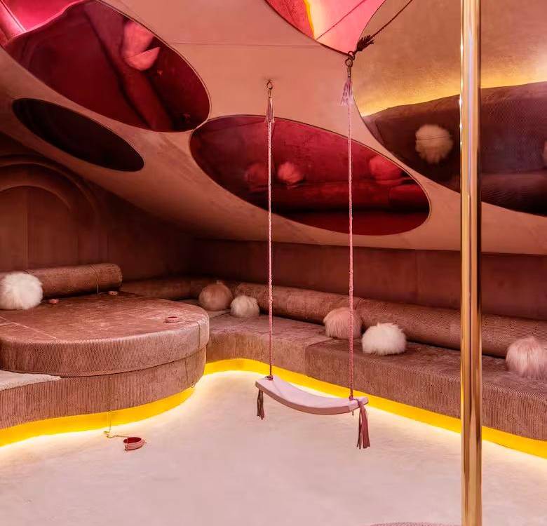 Esta era la habitación llamada ‘El palacio de la vulva’. /FOTO: CAPTURA DE VIDEO ARCHITECTURAL DIGEST