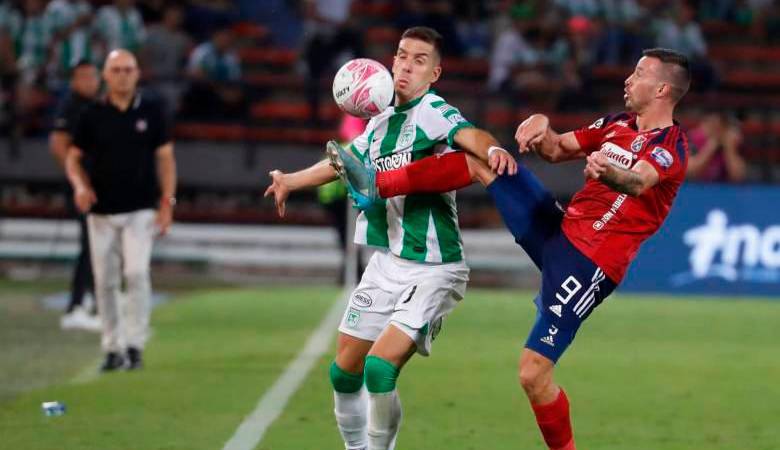 El defensor de Nacional, Felipe Aguirre, y el delantero del Medellín, Luciano Pons, durante el clásico entre verdes y rojos. FOTO JAIME PEREZ