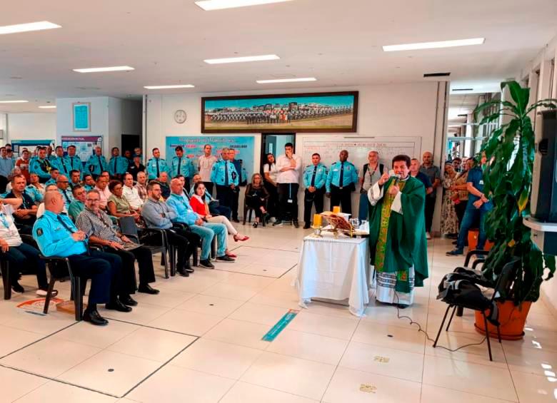 La misa fue celebrada por el padre Nevardo Cataño. /FOTO: CORTESÍA