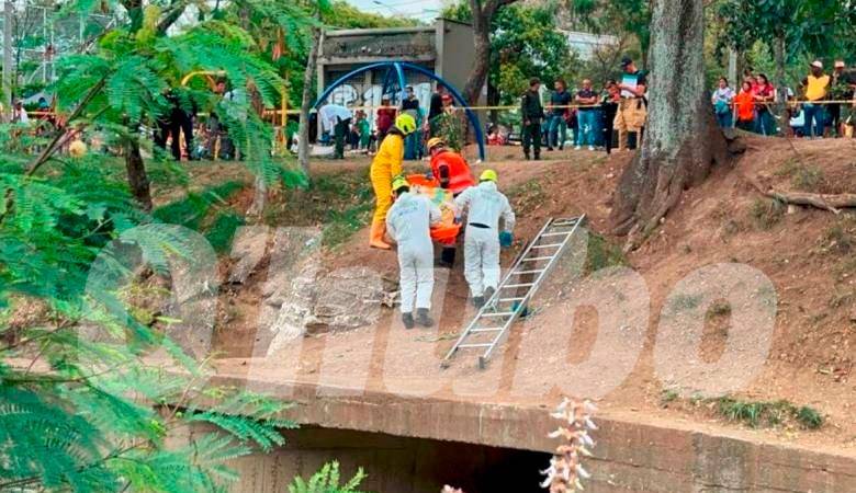 Recuperación del cuerpo hallado en la quebrada Santa Elena, cerca de la Plaza Minorista. /FOTO: ANDRÉS FELIPE OSORIO GARCÍA