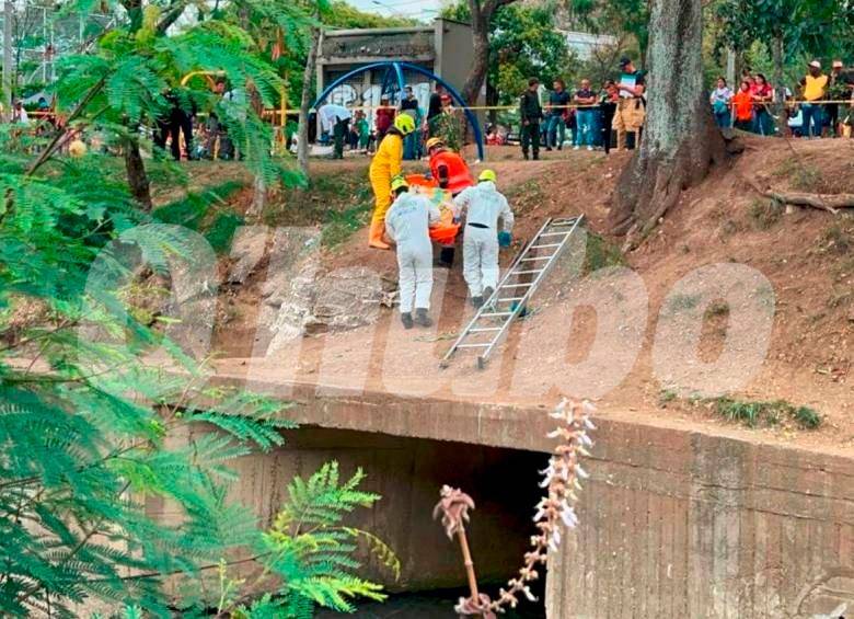 $!Recuperación del cuerpo hallado en la quebrada Santa Elena, cerca de la Plaza Minorista. /FOTO: ANDRÉS FELIPE OSORIO GARCÍA