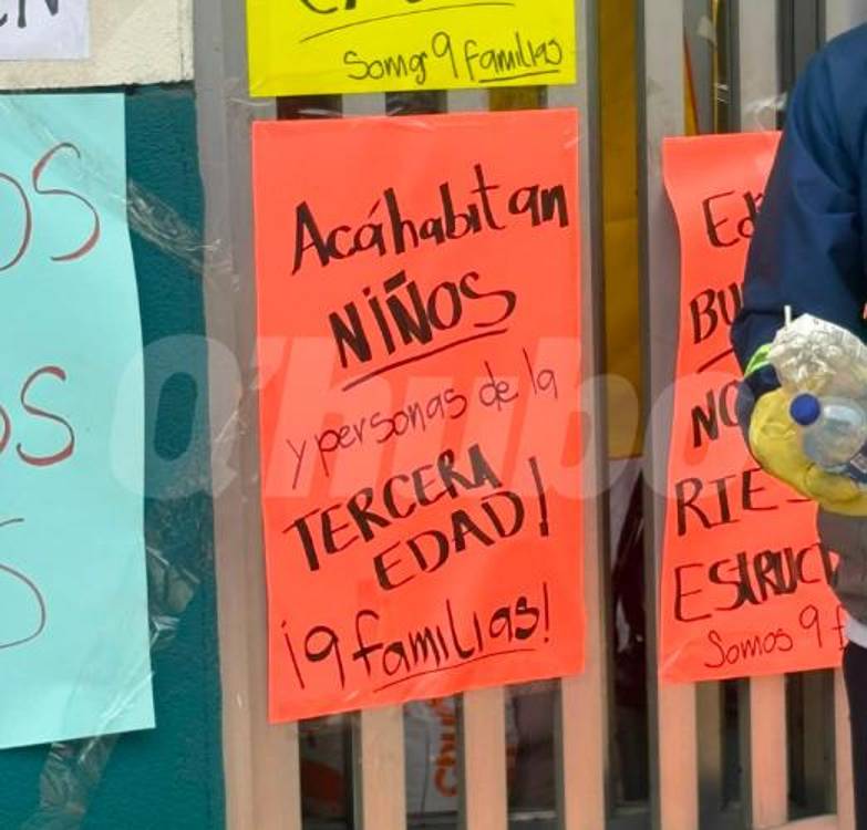 Carteles instalados por las familias afectadas. FOTO: YESSICA PÉREZ