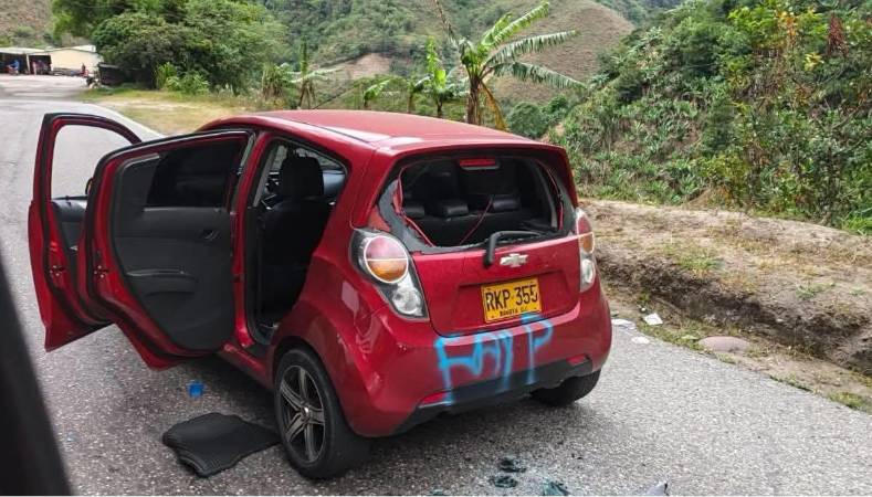 En este carro iban los uniformados de la Policía cuando fueron interceptados por el Eln. FOTO: FACEBOOK NARIÑO HOY