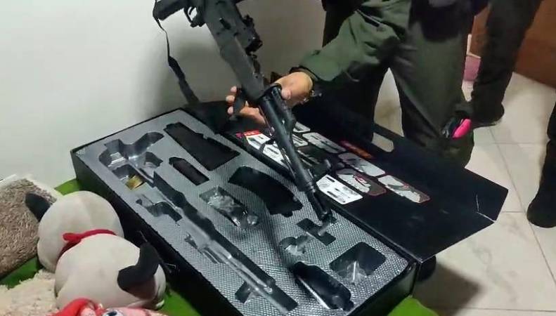 Una de las armas que fueron encontradas durante el operativo. FOTO: POLICÍA ANTIOQUIA