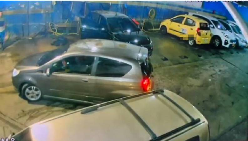 Momento en que el carro implicado en el crimen del joven es llevado a un parqueadero del Centro de la ciudad. FOTO: TOMA DE VIDEO - POLICÍA METROPOLITANA