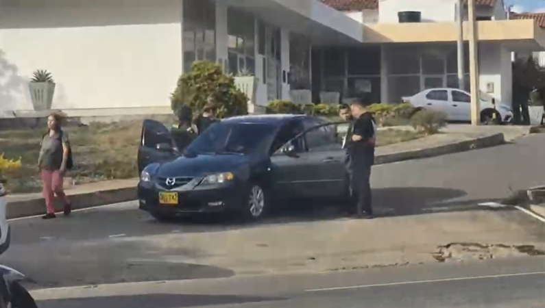 Momento en que los uniformados del Gaula interceptaron el vehículo en el que alias Arroz se movilizaba. FOTO: TOMA DE VIDEO - POLICÍA METROPOLITANA