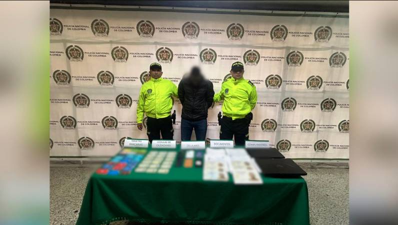 El día de la captura, la Policía halló en la vivienda 17 cédulas, 21 fotocopias de cédulas en color, 16 tarjetas débito y crédito a nombre de diferentes personas. /FOTO: CORTESÍA