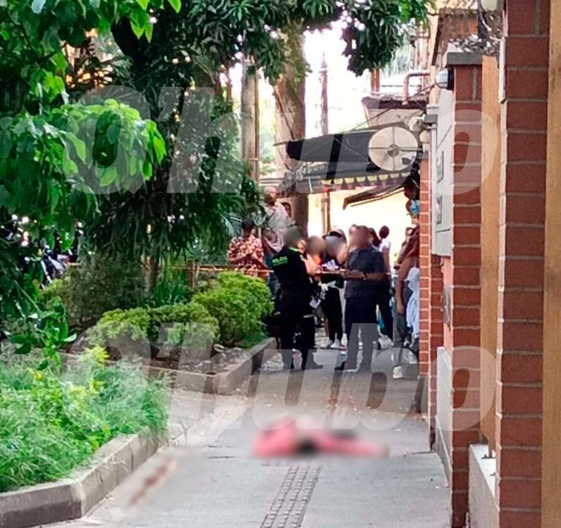 Jonathan Alberto Chacón Velásquez quedó en la acera boca arriba, bañado en sangre y sin zapatos. /FOTO: CORTESÍA