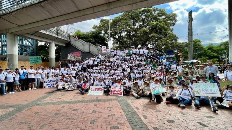 Los voluntarios se pusieron camisetas blancas y llevaron decenas de carteles con mensajes para generar conciencia. FOTOS: ALCALDÍA DE MEDELLÍN