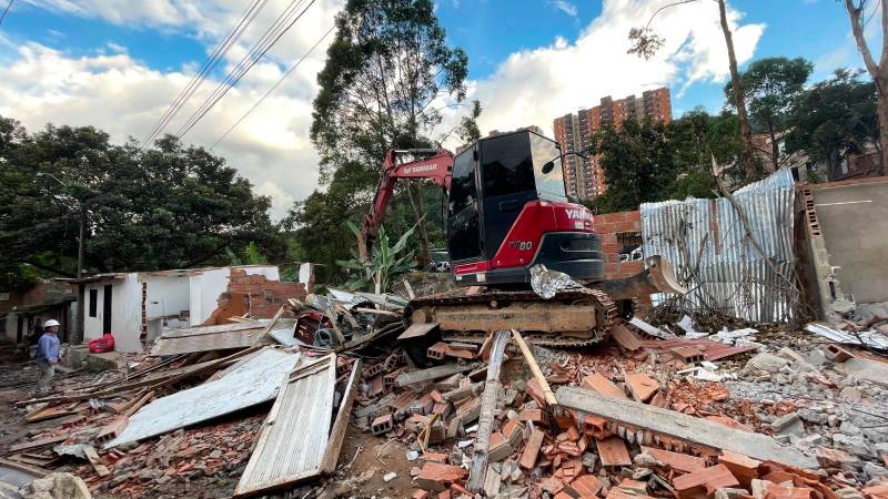 Momento de las demoliciones en Altavista. /FOTO: ALCALDÍA DE MEDELLÍN