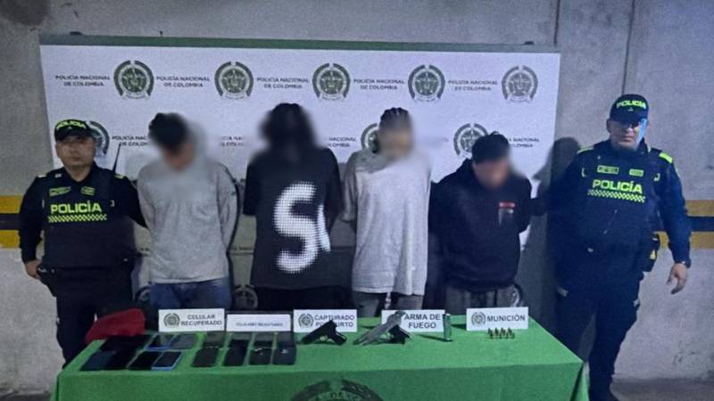 Los capturados, con las armas y los celulares incautados y recuperados. FOTO: POLICÍA METROPOLITANA