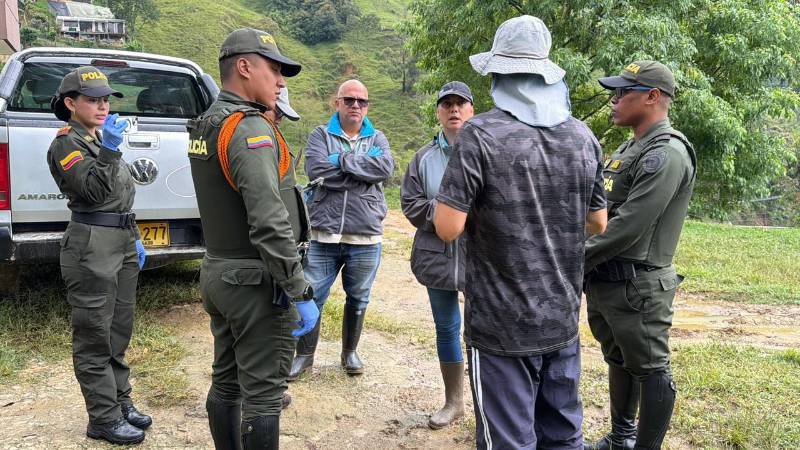 Las autoridades con el hombre denunciado por sus vecinos. FOTO: ALCALDÍA DE MEDELLÍN
