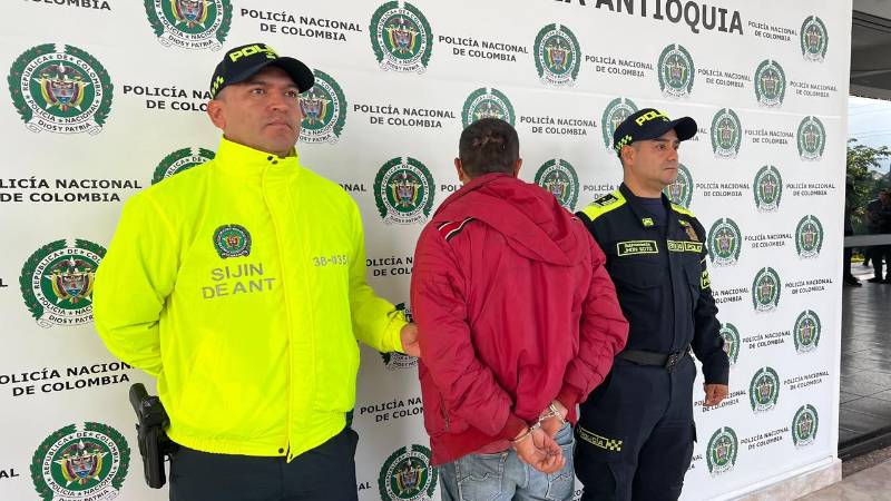 El presunto abusador de adulta mayor en La Unión tras ser capturado por la Policía. FOTO: POLICÍA ANTIOQUIA