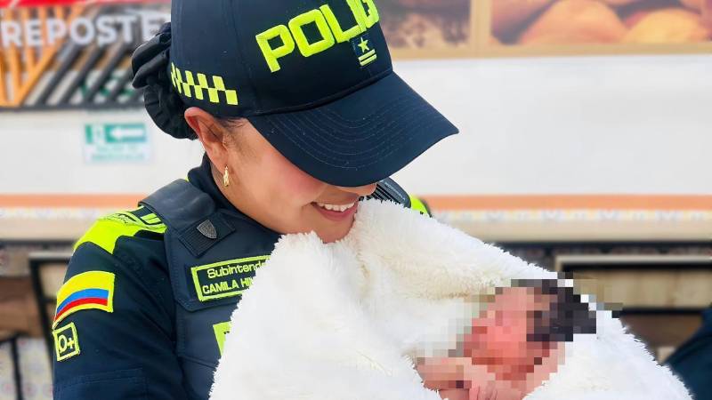 Camila Hinestroza carga a Gabriela. FOTO: POLICÍA