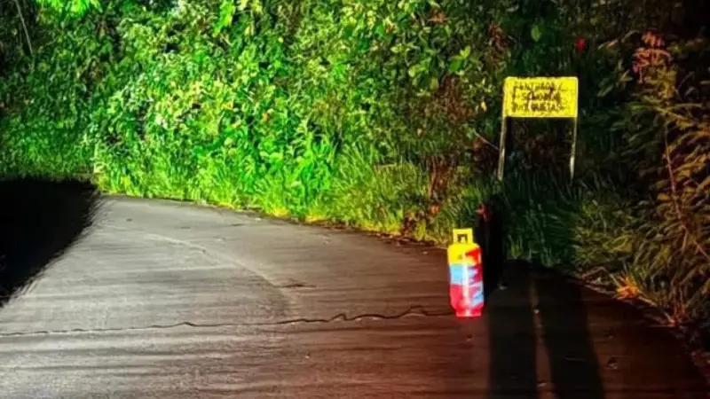Cilindro sospechoso en vía entre Ituango y Medellín. FOTO: CORTESÍA 