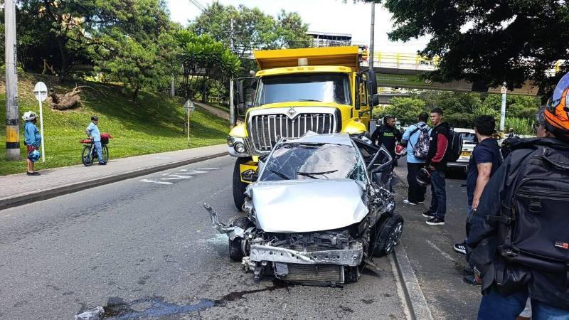 El incidente dejó, por lo menos, seis personas heridas y daños en 12 vehículos. FOTO: ALCALDÍA DE MEDELLÍN