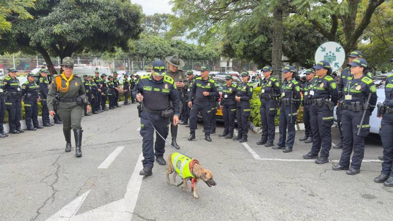 Quien lo lleva es el comandante Rico. Él lo presentó ante los uniformados. FOTO: CORTESÍA POLIANTIOQUIA