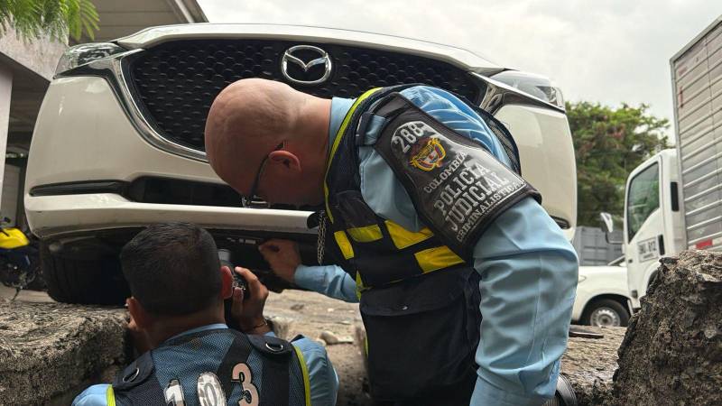 Inspección del automóvil por la Policía Judicial. FOTO: ALCALDÍA DE MEDELLÍN