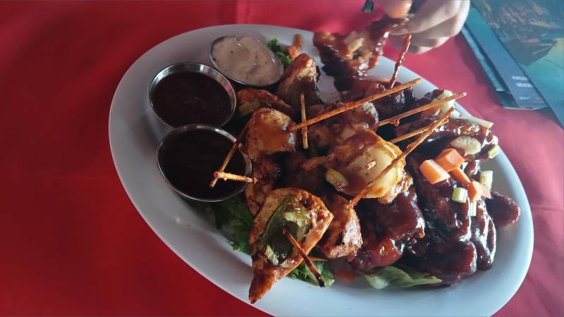 Pollo Jerk, plato típico de Jamaica. FOTO: JENNIFER VILLAFAÑE