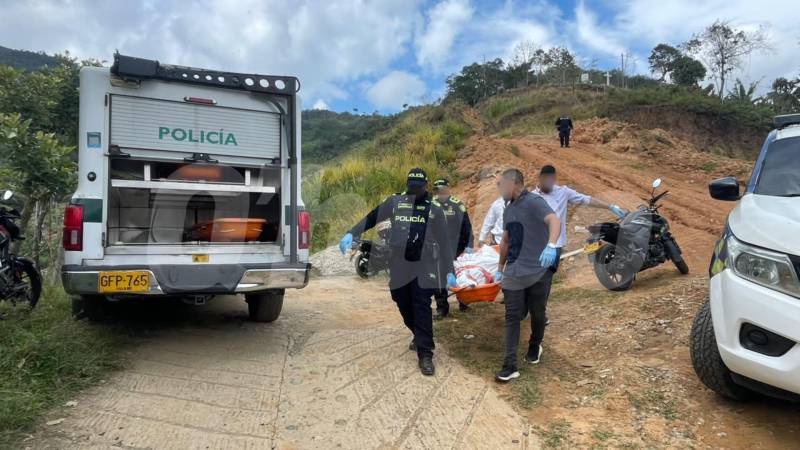 Agentes de la Sijín de la Policía se encargaron de las labores judiciales. FOTO: LAURA ROSA JIMÉNEZ VALENCIA