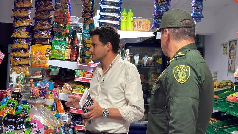 Autoridades entregaron volantes con los delincuentes más buscados de la zona. /FOTO: CORTESÍA