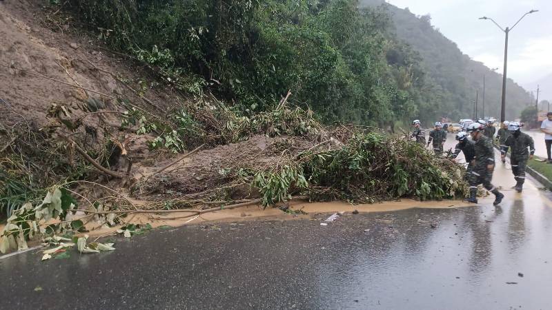 Kilómetro 14: “Vehículos que están sobre la vía Medellín - Guarne retornar, la autopista no tiene hora estimada de apertura”, informaban a las 5:43 p.m., desde Devimed. FOTO: CORTESÍA DEVIMED