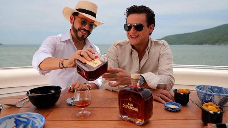 Artista vallenato Silvestre Dangond (der.) tampoco se queda atrpas con su Ron Defensor. / FOTO: TOMADA DE LA WEB