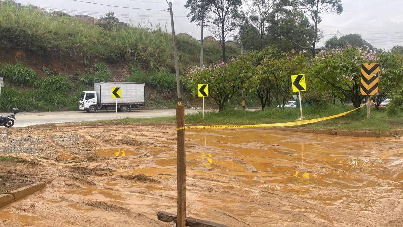 Así amaneció el retorno de la Medellín-Bogotá. Mantiene inundado de lodo. FOTO: SECRETARÍA DE MOVILIDAD DE BELLO