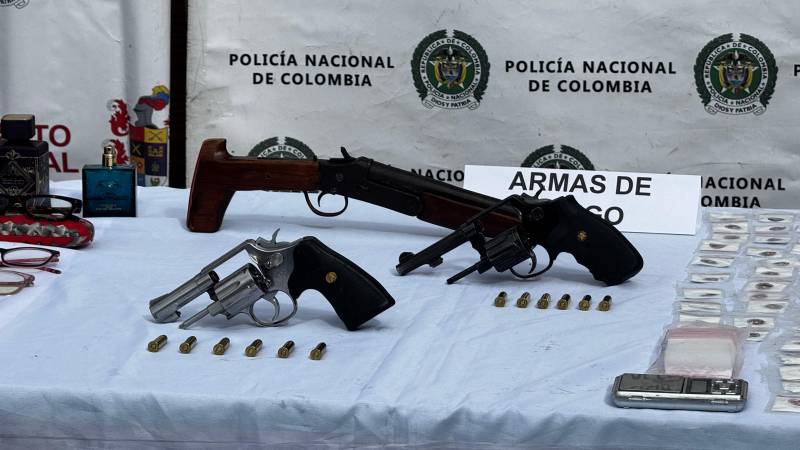 Armas de fuego encontradas por los investigadores. FOTO: ALCALDÍA DE RIONEGRO
