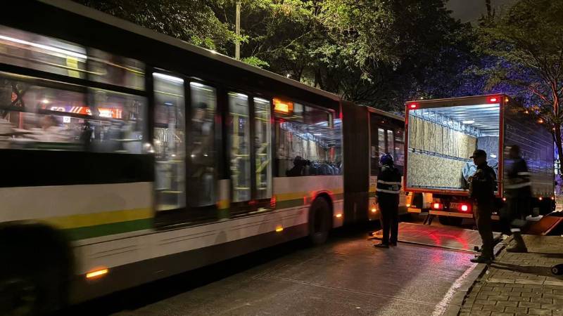 Se puede ver como recibían a los que transitaban por el carril exclusivo del metroplús. FOTO: SECRETARÍA DE MOVILIDAD DE MEDELLÍN
