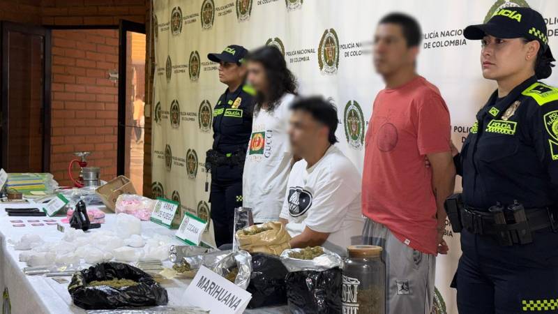 Los tres capturados y la droga encontrada. FOTO: POLICÍA METROPOLITANA