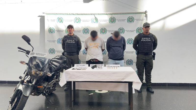Los capturados cuando estaban en la sede de la Sijín en Medellín. FOTO: POLICÍA METROPOLITANA