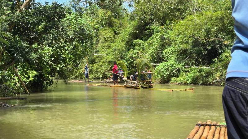 El bamboo rafting (rafting en balsas artesanales de bambú) y el masaje con piedra caliza o barro son una de las experiencias turísticas de bienestar más populares y relajantes de Jamaica, especialmente, en zonas como Montego Bay y el río Lethe o el río Martha Brae. FOTO: CORTESÍA DANIEL FONNERGRA