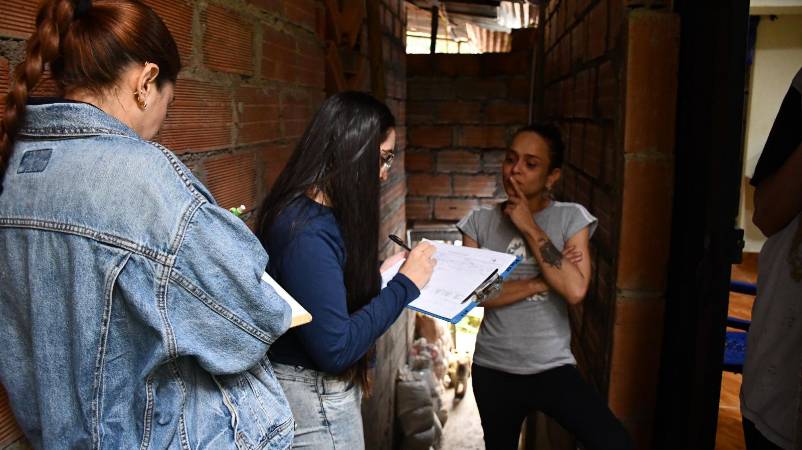 Personal de la Alcaldía atendió a las familias afectadas. FOTO: ALCALDÍA DE BELLO