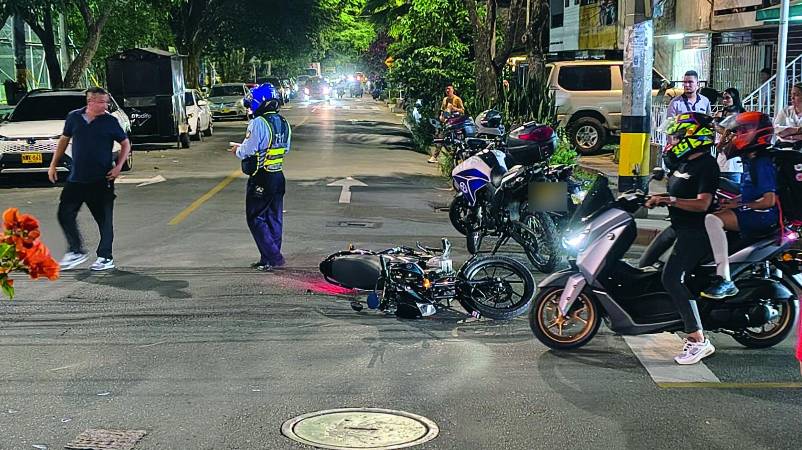 Este fue el último accidente ocurrido el miércoles, donde un carro y una moto colisionaron en la intersección. El motociclista resultó con una grave herida en una pierna. FOTO: CORTESÍA