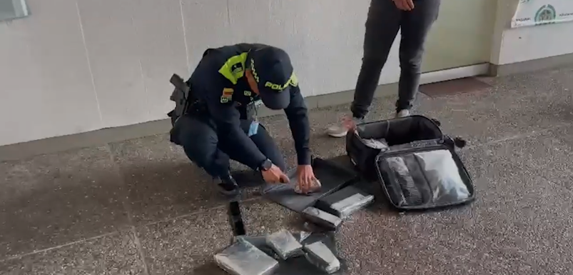 La Policía encontró cinco kilos de cocaína ocultos en equipajes de mano en el aeropuerto José María Córdova. /FOTO: DEPARTAMENTO DE POLICÍA ANTIOQUIA 