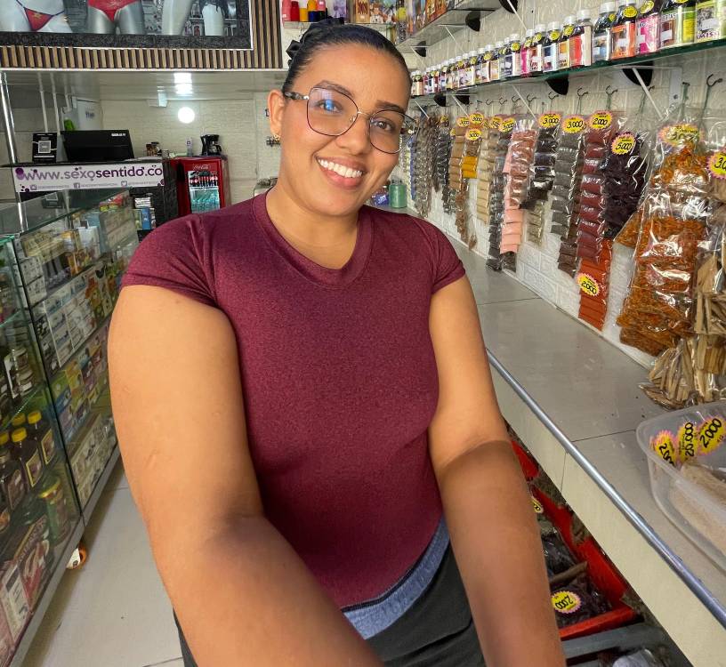 Yuliet Valencia, vendedora de ruda. <b><span class=mln_small-caps_mln>/FOTO: Jaider Humberto Escobar Buitrago</span></b>