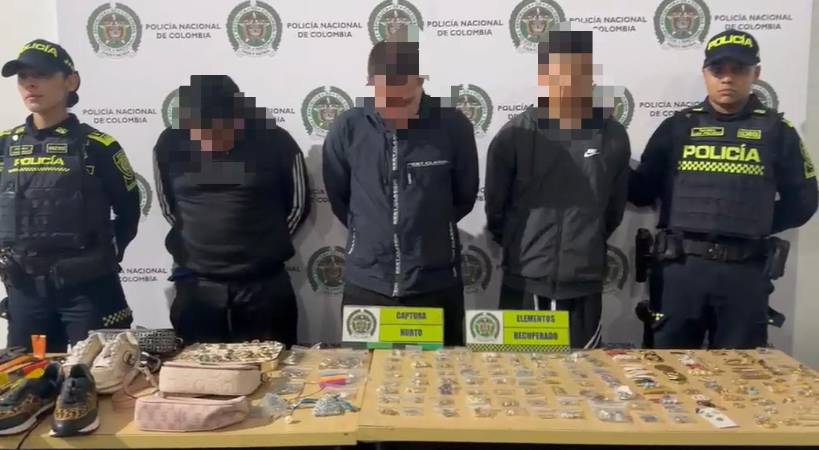 Los capturados con objetos recuperados. FOTO: POLICÍA METROPOLITANA
