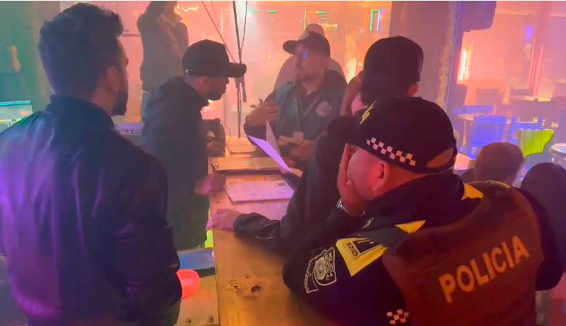 Esta vez el comparendo fue pedagógico, después los comerciantes se van a tener que meter la mano al bolsillo. <b><span class=mln_small-caps_mln>/FOTO: ALCALDÍA DE RIONEGRO. </span></b>