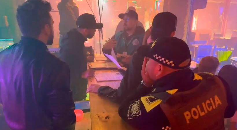 Esta vez el comparendo fue pedagógico, después los comerciantes se van a tener que meter la mano al bolsillo. /FOTO: ALCALDÍA DE RIONEGRO. 