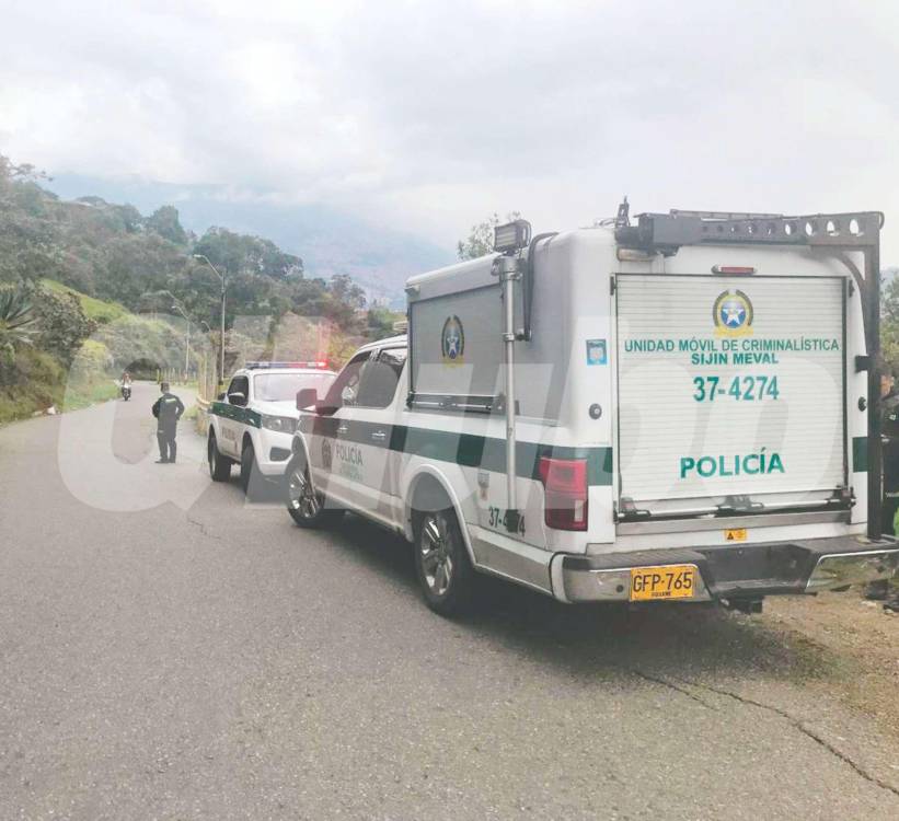 Agentes de la Sijín de la Policía realizaron la inspección del cadáver de Montoya García . <b><span class=mln_small-caps_mln>/FOTO: LAURA ROSA JIMÉNEZ VALENCIA</span></b>