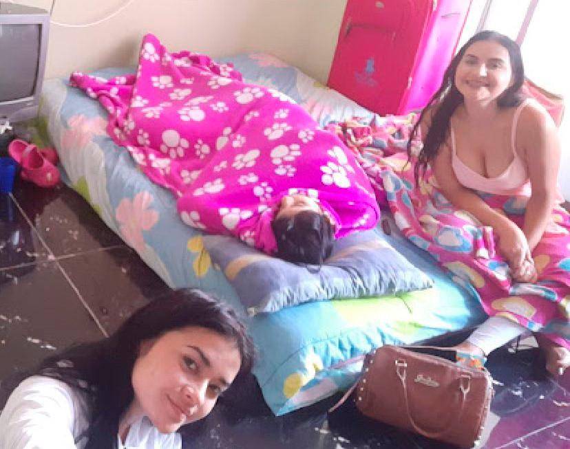 De acuerdo con Isley, esta es una de las fotos que tiene en el momento que llegó a Colombia. recibió a una de sus hermanas y amiga, quienes habían ido a visitarla. “Ese televisor que se ve fue el aguinaldo que me dio mi jefe”. / FOTO: CORTESÍA
