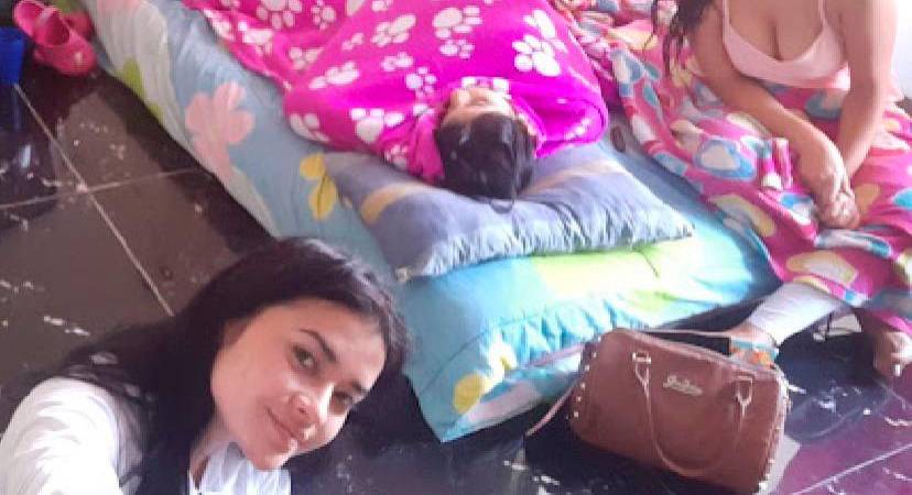 De acuerdo con Isley, esta es una de las fotos que tiene en el momento que llegó a Colombia. recibió a una de sus hermanas y amiga, quienes habían ido a visitarla. “Ese televisor que se ve fue el aguinaldo que me dio mi jefe”. / FOTO: CORTESÍA