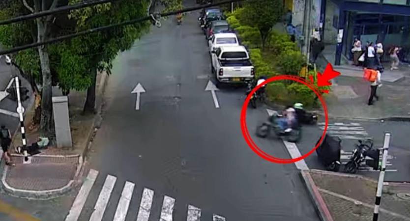 Momento en que los presuntos fleteros huyeron. FOTO: POLICÍA METROPOLITANA DEL VALLE DE ABURRÁ