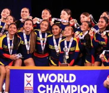 Las niñas celebraron con llanto en sus ojos. FOTO: IG @fedecolcheer.colombia