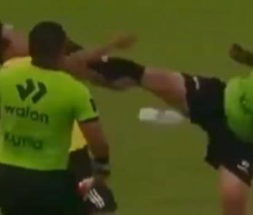 El árbitro Luis Alegre da una patada a ayudante de un equipo en la Copa Perú. FOTO: CAPTURA LOS AMIGOS DEL DEPORTE