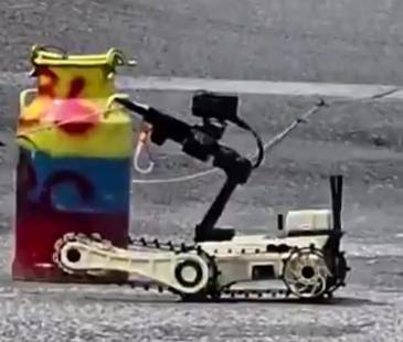 Robot del Ejército desactivando las canecas cargadas con explosivos a la altura de Valdivia, Norte de Antioquia. FOTO: CORTESÍA DENUNCIAS ANTIOQUIA