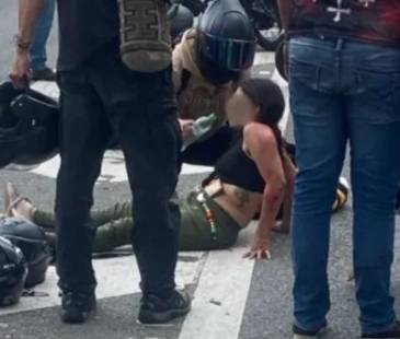 La mujer lesionada recibió atención en el lugar. FOTO TOMADA DE HORA 13 NOTICIAS
