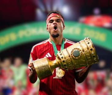 Bayern Múnich campeón Copa de Alemania y Luis Díaz levantando el trofeo. FOTOS: CORTESÍA BAYERN MÚNICH