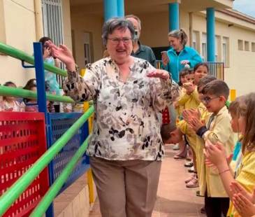 Los niños le hicieron todo un camino de aplausos. FOTO: CAPTURA DE VIDEO IG @ceip.sanandres